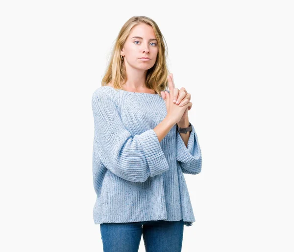 Hermosa Joven Con Suéter Azul Sobre Fondo Aislado Sosteniendo Arma —  Fotos de Stock