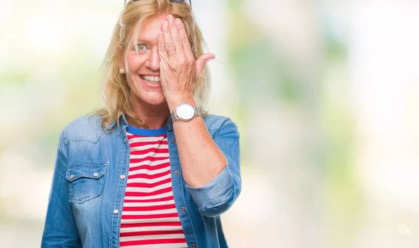 Mulher Loira Meia Idade Sobre Fundo Isolado Cobrindo Olho Com — Fotografia de Stock