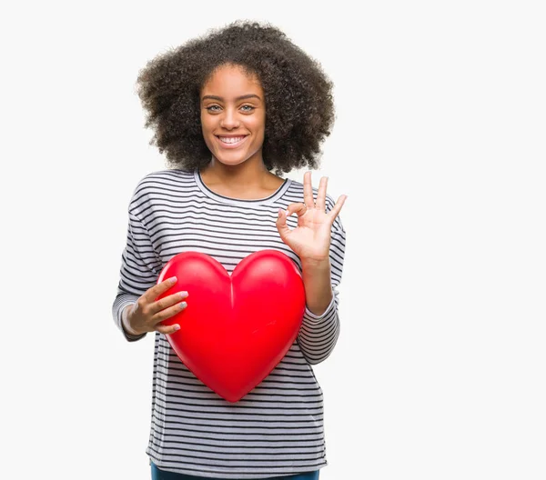 Jovem Afro Americana Segurando Coração Vermelho Amor Sobre Fundo Isolado — Fotografia de Stock