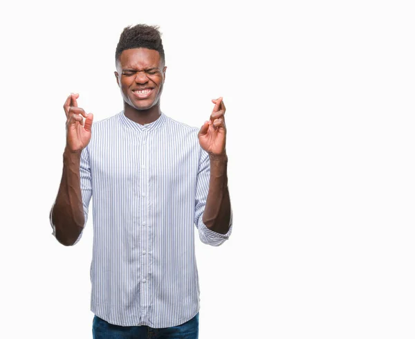 Молодий Афроамериканець Людиною Над Ізольованих Фону Посміхаючись Перетину Пальці Надією — стокове фото