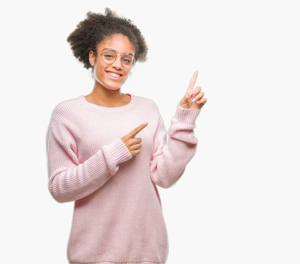 Joven Mujer Afroamericana Con Gafas Sobre Fondo Aislado Sonriendo Mirando —  Fotos de Stock