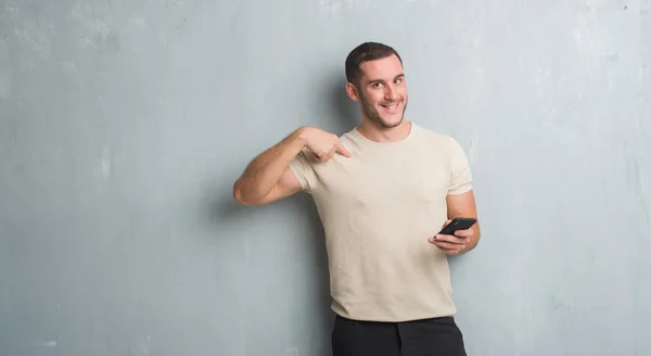 Joven Caucásico Hombre Sobre Gris Grunge Pared Mensajes Texto Mensaje —  Fotos de Stock