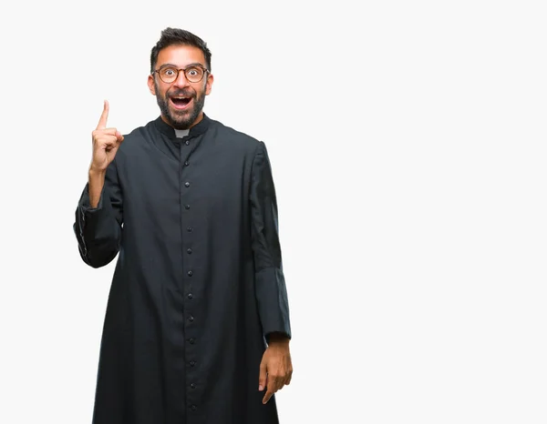 Pro Dospělé Hispánský Katolický Kněz Muž Izolované Pozadí Ukazující Prst — Stock fotografie
