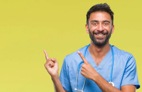 Médico Hispano Adulto Cirujano Sobre Fondo Aislado Sonriendo Mirando Cámara — Foto de Stock