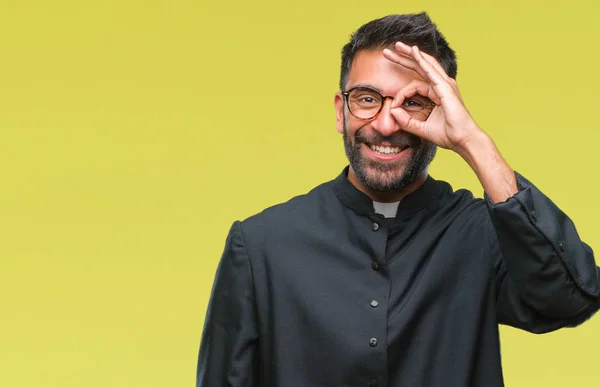 Adulto Hispânico Padre Católico Homem Sobre Fundo Isolado Fazendo Gesto — Fotografia de Stock