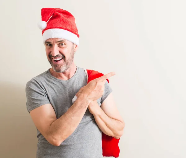 Hombre Mayor Con Sombrero Navidad Santa Claus Muy Feliz Señalando — Foto de Stock