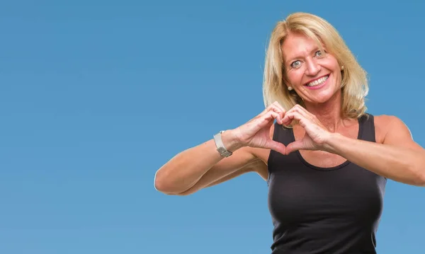 Mujer Rubia Mediana Edad Sobre Fondo Aislado Sonriendo Amor Mostrando — Foto de Stock