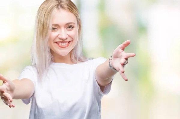 Mulher Loira Jovem Sobre Fundo Isolado Olhando Para Câmera Sorrindo — Fotografia de Stock