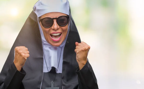 Orta Yaş Üst Düzey Katolik Rahibe Kadın Üzerinde Güneş Gözlüğü — Stok fotoğraf