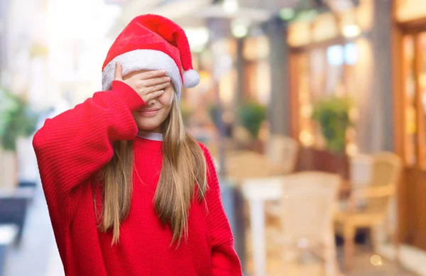 Mladá Krásná Dívka Která Nosí Vánoční Čepice Izolované Pozadí Usmívá — Stock fotografie