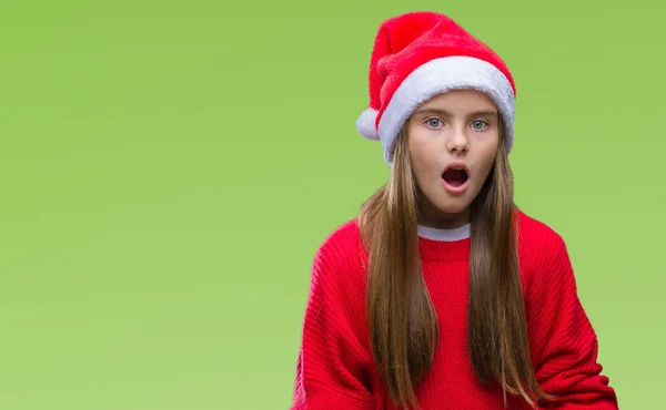 年轻美丽的女孩戴着圣诞节帽子在孤立的背景害怕和震惊的惊讶的表情 恐惧和兴奋的脸 — 图库照片