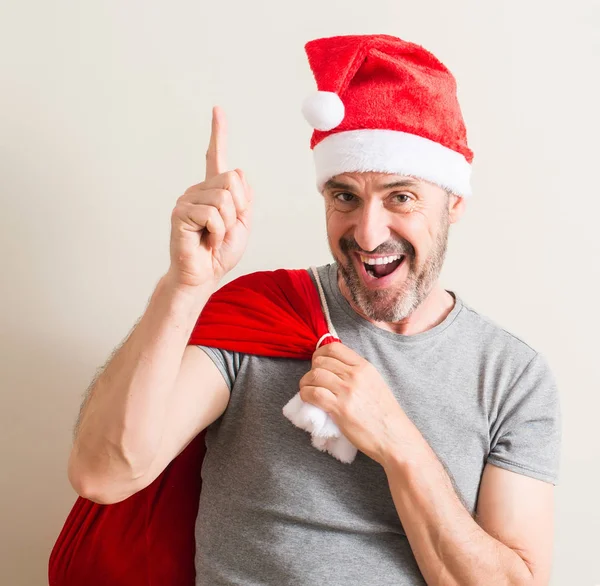 Starszy Człowiek Ubrany Boże Narodzenie Santa Claus Kapelusz Zaskoczony Idei — Zdjęcie stockowe
