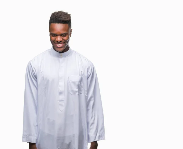 Młody Człowiek Afryki Arabski Noszenia Tradycyjnych Djellaba Białym Tle Szczęśliwy — Zdjęcie stockowe