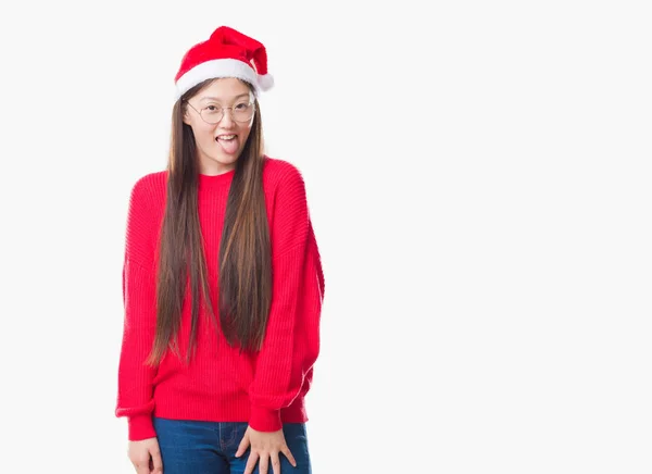 Jovem Chinesa Sobre Fundo Isolado Vestindo Chapéu Natal Colando Língua — Fotografia de Stock