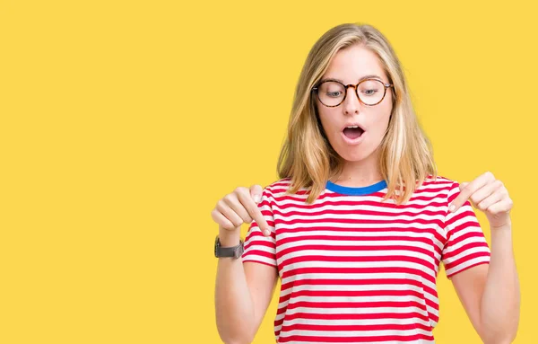 Güzel Genç Kadın Gözlük Izole Üzerinde Işaretleme Aşağı Reklam Sürpriz — Stok fotoğraf