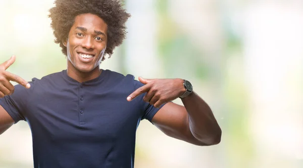 Afro Americký Muž Izolované Pozadí Sebevědomým Úsměvem Tváři Polohovací Sebe — Stock fotografie