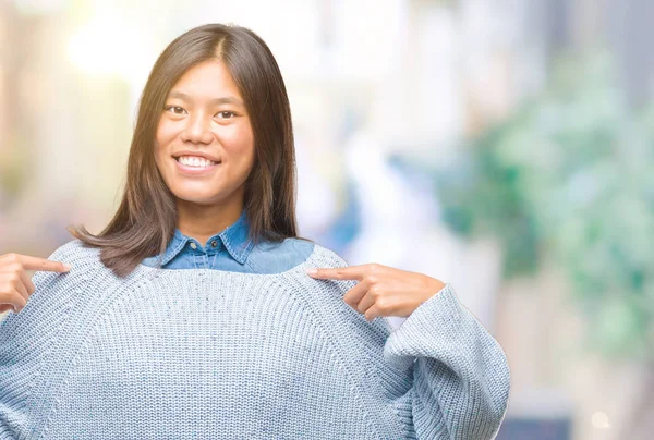 年轻的亚洲妇女穿着冬季毛衣在孤立的背景下 脸上露出自信的笑容 用手指自豪和快乐地指着自己 — 图库照片