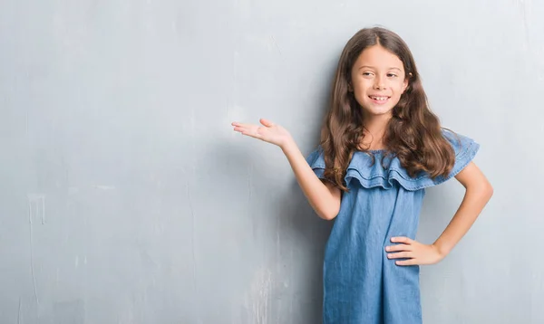 Jonge Latino Jongen Grunge Grijs Muur Glimlachen Kijken Naar Camera — Stockfoto