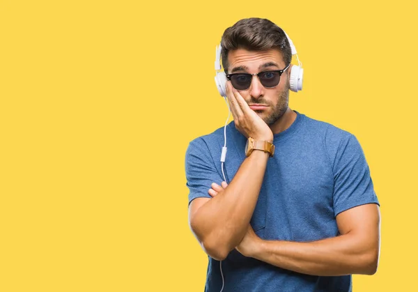 Jovem Homem Bonito Usando Fones Ouvido Ouvindo Música Sobre Fundo — Fotografia de Stock