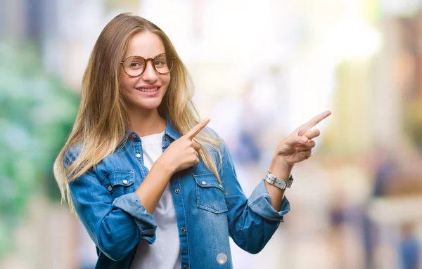 Jonge Mooie Blonde Vrouw Bril Geïsoleerde Achtergrond Glimlachen Kijken Naar — Stockfoto