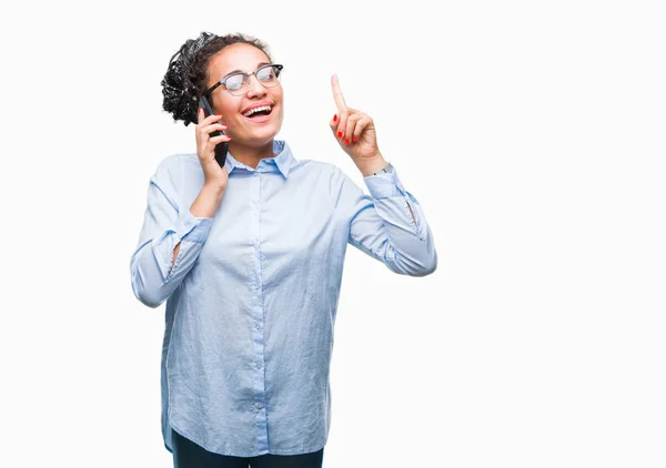 Unga Flätor Afroamerikanska Business Tjej Visar Kallelse Med Smartphone Isolerade — Stockfoto