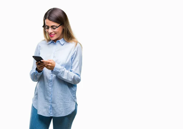 Junge Schöne Geschäftsfrau Sms Mit Smartphone Über Isolierten Hintergrund Mit — Stockfoto