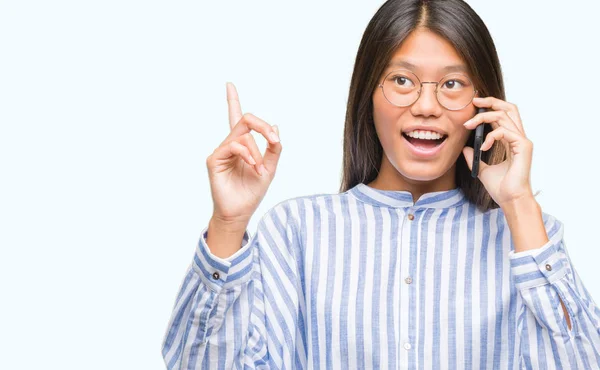 Joven Asiático Mujer Hablando Por Teléfono Sobre Aislado Fondo Sorprendido — Foto de Stock