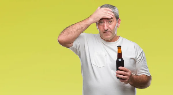 Bonito Homem Sênior Bebendo Garrafa Cerveja Sobre Fundo Isolado Estressado — Fotografia de Stock