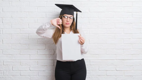 Jovem Mulher Adulta Sobre Parede Tijolo Branco Usando Pós Graduação — Fotografia de Stock