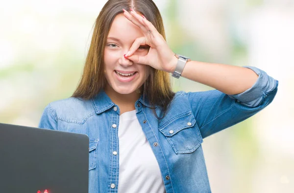 Jonge Kaukasische Vrouw Laptop Geïsoleerde Achtergrond Met Blij Gezicht Lachend — Stockfoto