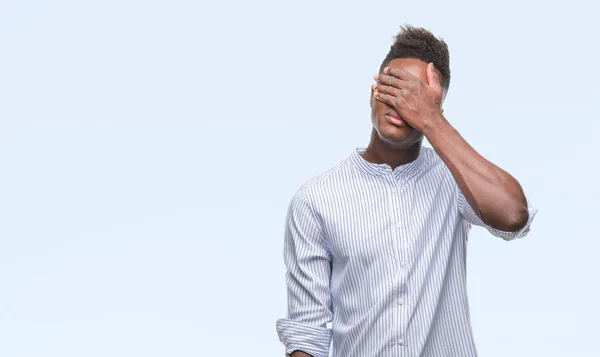 Jovem Afro Americano Sobre Fundo Isolado Sorrindo Rindo Com Mão — Fotografia de Stock