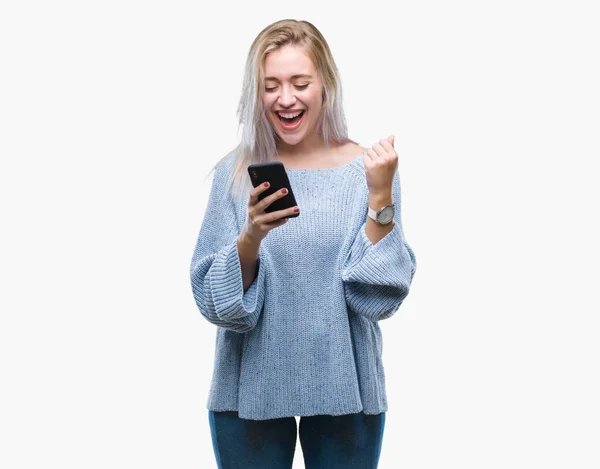 Junge Blonde Frau Sendet Sms Smartphone Über Isolierten Hintergrund Schreit — Stockfoto