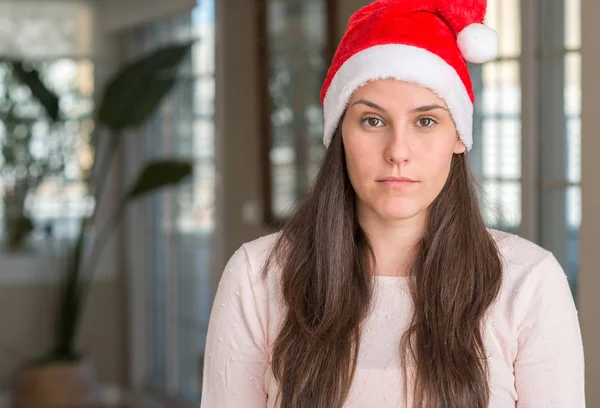 Mulher Bonita Usando Chapéu Papai Noel Casa Com Expressão Séria — Fotografia de Stock