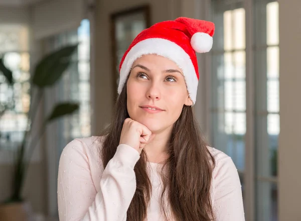 Mulher Bonita Usando Chapéu Papai Noel Casa Com Mão Queixo — Fotografia de Stock