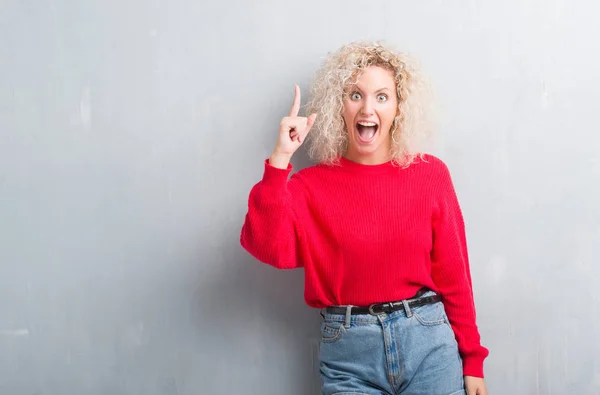 Jeune Femme Blonde Aux Cheveux Bouclés Sur Fond Gris Grunge — Photo