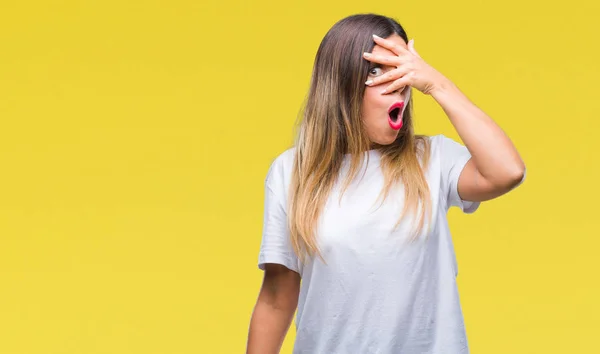 Jovem Bela Mulher Casual Camiseta Branca Sobre Fundo Isolado Espreitando — Fotografia de Stock