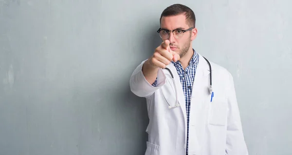 Joven Hombre Caucásico Sobre Pared Gris Grunge Vistiendo Uniforme Médico — Foto de Stock