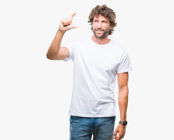 Przystojny Hiszpanin Model Mężczyzna Białym Tle Uśmiech Pewność Gestem Ręką — Zdjęcie stockowe