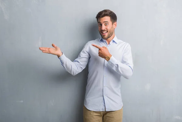 Joven Hombre Negocios Guapo Sobre Pared Gris Grunge Usando Camisa — Foto de Stock