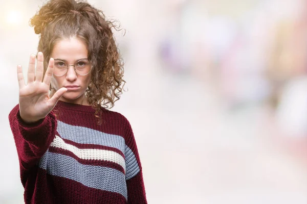 Hermosa Morena Pelo Rizado Joven Con Gafas Sobre Fondo Aislado — Foto de Stock