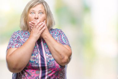 Beyaz kadın kıdemli artı boyutu izole arka plan ağız hata için elleriyle kapsayan şok yüzünden. Gizli kavramı.