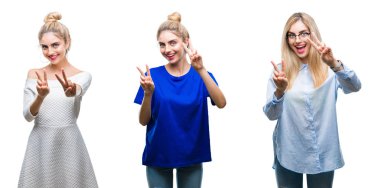 Kolaj genç güzel sarışın kadının parmak zafer işareti yaparken gösterilen kamera seyir gülümseyen izole arka plan üzerinde. İki numaralı.