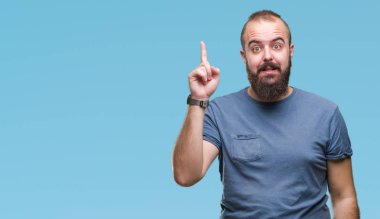 Genç beyaz hipster adam izole arka plan başarılı fikirle parmak işaret. Çıktıktan ve mutlu. Bir numara.