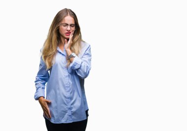 Diş ağrısı veya dişlerde dişlerle ilgili hastalık nedeniyle ağız acı ifadesi ile el ile dokunmak izole arka plan üzerinde gözlük takan genç güzel sarışın iş kadını. Diş hekimi kavramı.