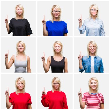 Güzel sarışın kadın giyiyor değişik rahat kolaj ve kendinden emin ve mutlu gülümseyerek süre parmak numaralı yukarıyı gösteren izole arka plan üzerinde görünüyor.