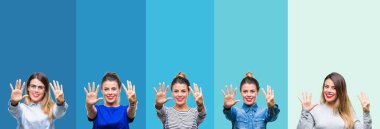 Kolaj genç güzel kadın gösterilen ve parmakları ile işaret eden oktan yukarı mavi çizgili izole arka plan üzerinde bir numara 9 kendinden emin ve mutlu gülümseyerek süre.