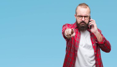 Kamera ve size parmak ile işaret arka plan Smartphone'da konuşmayı Genç beyaz hipster adam izole, el işareti, pozitif ve kendinden emin bir jest ön