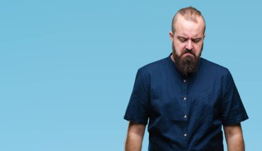 Kızgın ve korkmuş ağlıyor Genç beyaz hipster adam depresif izole arka plan ve sıkıntı, endişe. Üzgün ifade.