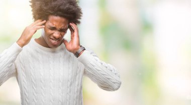 Çünkü üzerinde Afro Amerikalı adam arka plan baş baş ağrısı için el ile izole stres. Migren muzdarip.