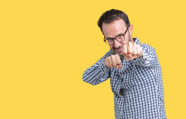 Savaşmak için saldırgan ve kızgın saldırı, tehdit ve şiddet izole arka plan kum yumruk üzerinde gözlük takan yakışıklı orta yaş zarif komuta sizde